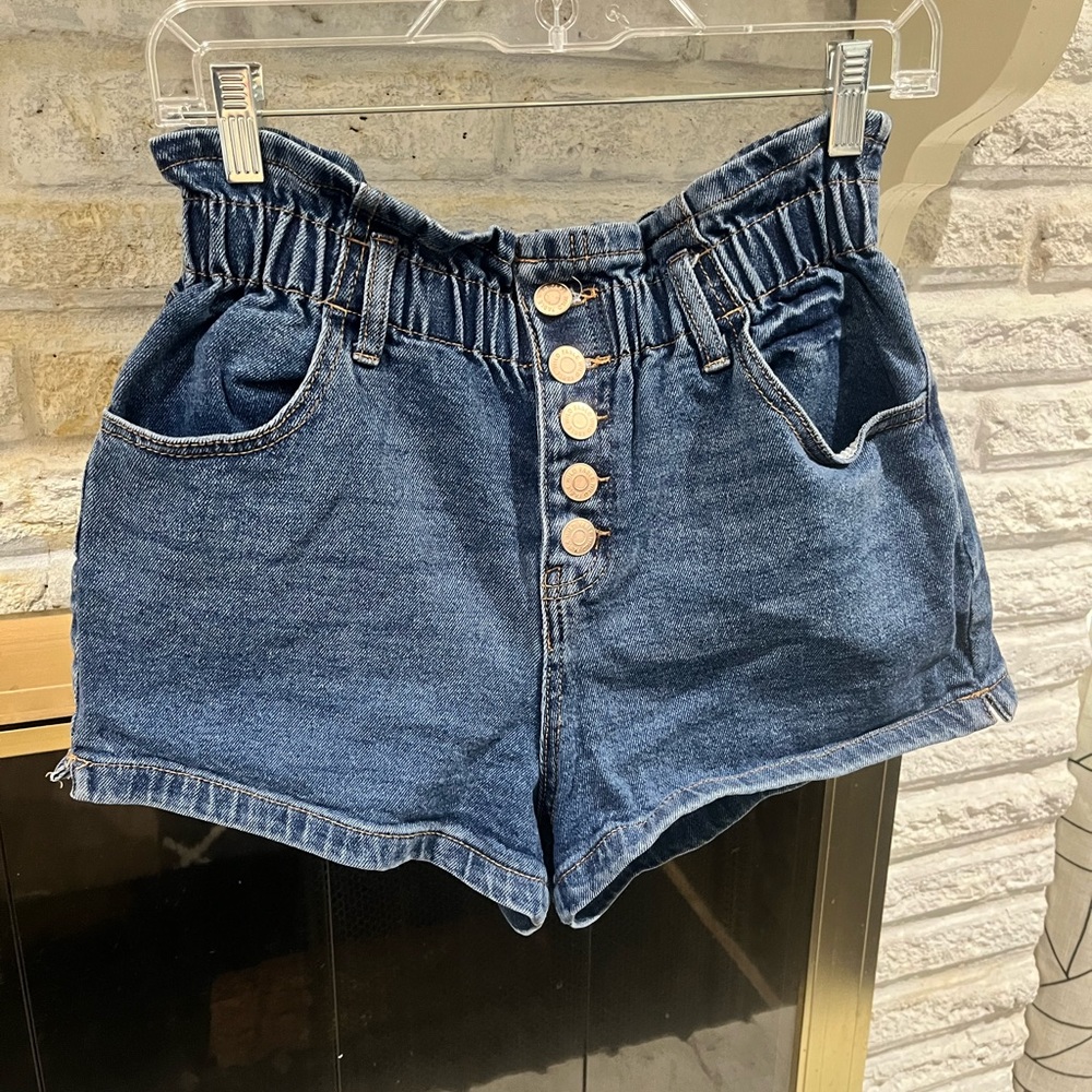 Worn once. In great condition! Perfect for the petite girl.